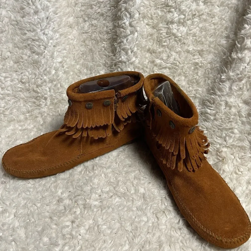 Womens Minnetonka leather Suede Double Fringe Indian Moccasin Ankle Boots SZ 10.